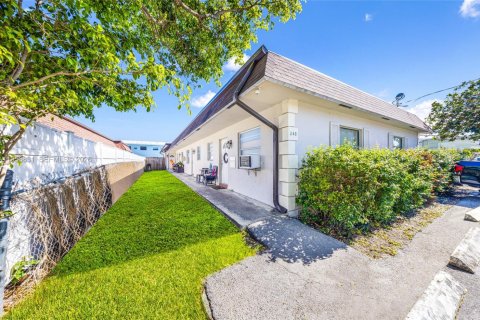 Commercial property in Pompano Beach, Florida 264.68 sq.m. № 2010702