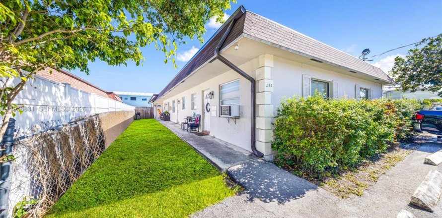 Commercial property in Pompano Beach, Florida 264.68 sq.m. № 2010702