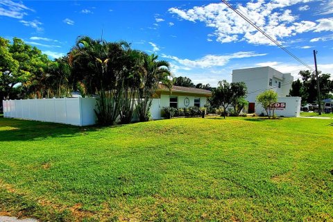 House in Clearwater, Florida 3 bedrooms, 124.12 sq.m. № 1810512 - photo 2