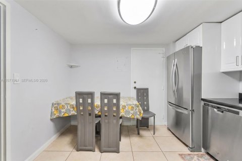 Condo in Sunny Isles Beach, Florida, 2 bedrooms  № 2303716 - photo 12