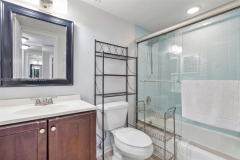 Condo in Sunny Isles Beach, Florida, 2 bedrooms  № 2303716 - photo 9
