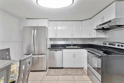 Condo in Sunny Isles Beach, Florida, 2 bedrooms  № 2303716 - photo 11