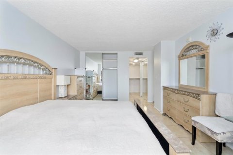 Condo in Sunny Isles Beach, Florida, 2 bedrooms  № 2303716 - photo 8