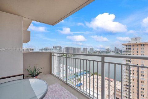 Condo in Sunny Isles Beach, Florida, 2 bedrooms  № 2303716 - photo 2