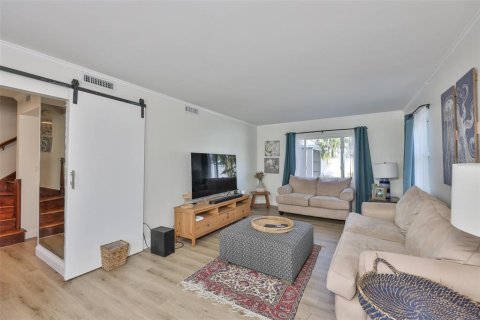 House in Saint Petersburg, Florida 3 bedrooms, 183.85 sq.m. № 2221014 - photo 8
