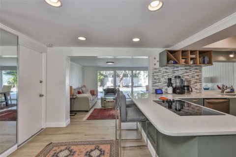 House in Saint Petersburg, Florida 3 bedrooms, 183.85 sq.m. № 2221014 - photo 13