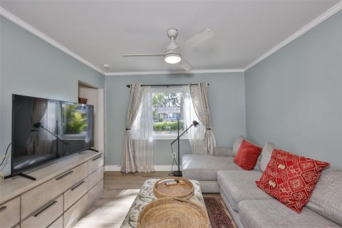 House in Saint Petersburg, Florida 3 bedrooms, 183.85 sq.m. № 2221014 - photo 12