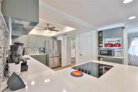 House in Saint Petersburg, Florida 3 bedrooms, 183.85 sq.m. № 2221014 - photo 16