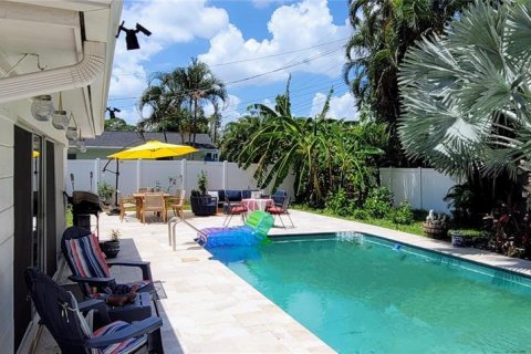 House in Saint Petersburg, Florida 3 bedrooms, 183.85 sq.m. № 2221014 - photo 3