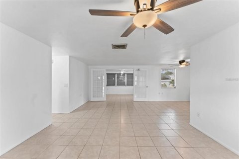 House in New Port Richey, Florida 2 bedrooms, 101.08 sq.m. № 1886010 - photo 8