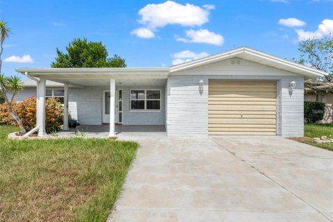 House in New Port Richey, Florida 2 bedrooms, 101.08 sq.m. № 1886010 - photo 1