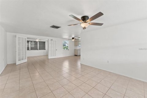 House in New Port Richey, Florida 2 bedrooms, 101.08 sq.m. № 1886010 - photo 7