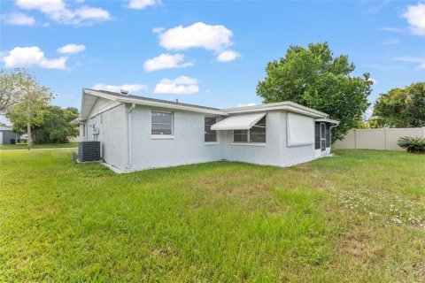 House in New Port Richey, Florida 2 bedrooms, 101.08 sq.m. № 1886010 - photo 29