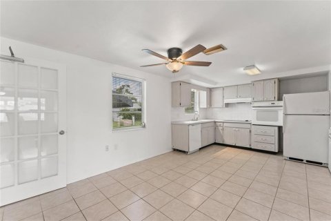 House in New Port Richey, Florida 2 bedrooms, 101.08 sq.m. № 1886010 - photo 11