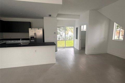 House in Fort Lauderdale, Florida 3 bedrooms № 2194795 - photo 6