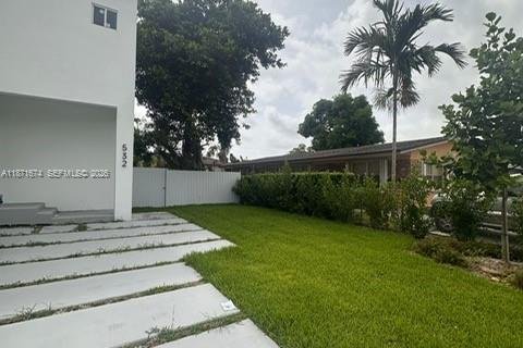 House in Fort Lauderdale, Florida 3 bedrooms № 2194795 - photo 2