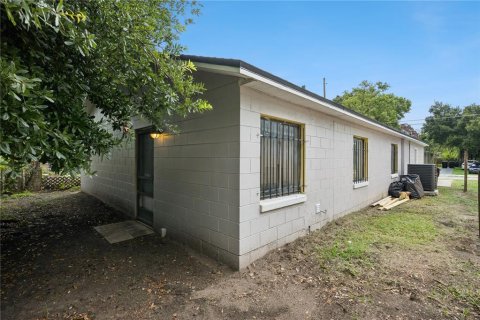 House in Orlando, Florida 4 bedrooms, 135.45 sq.m. № 2221680 - photo 24