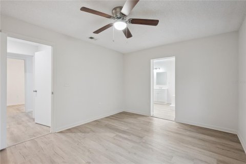 House in Orlando, Florida 4 bedrooms, 135.45 sq.m. № 2221680 - photo 16