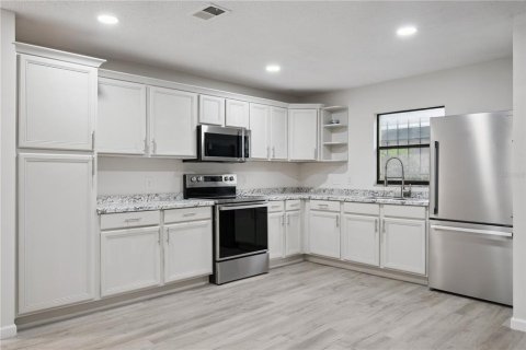 House in Orlando, Florida 4 bedrooms, 135.45 sq.m. № 2221680 - photo 8