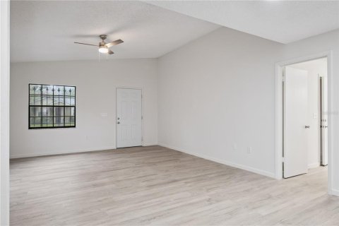 House in Orlando, Florida 4 bedrooms, 135.45 sq.m. № 2221680 - photo 10