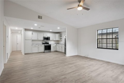 House in Orlando, Florida 4 bedrooms, 135.45 sq.m. № 2221680 - photo 4
