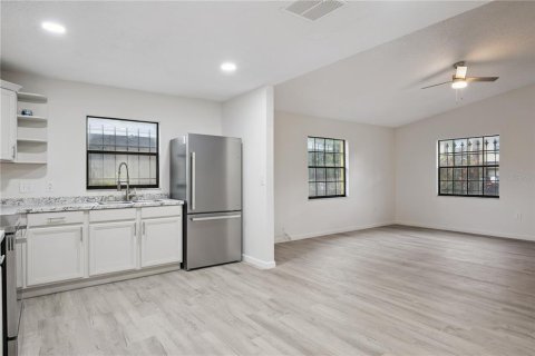 House in Orlando, Florida 4 bedrooms, 135.45 sq.m. № 2221680 - photo 9