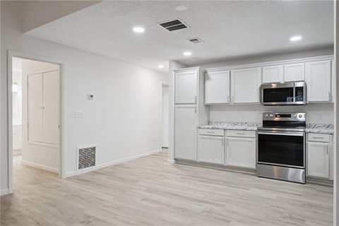 House in Orlando, Florida 4 bedrooms, 135.45 sq.m. № 2221680 - photo 11