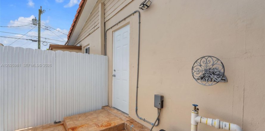 House in Miami, Florida 1 bedroom № 2153987