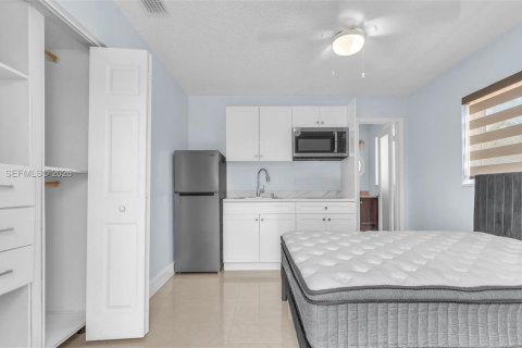 House in Miami, Florida 1 bedroom № 2153987 - photo 4