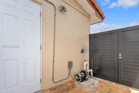 House in Miami, Florida 1 bedroom № 2153987 - photo 2