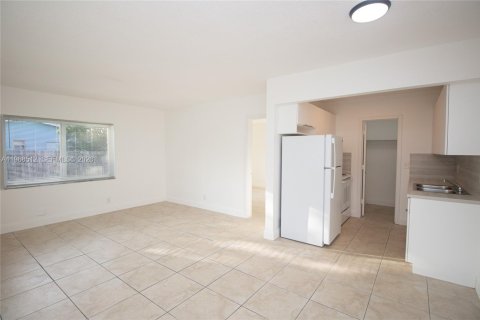 Снять в аренду виллу или дом в Форт-Лодердейл, Флорида 1 спальня, № 2031592 - фото 3