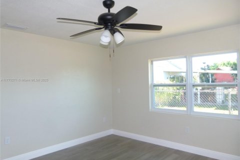 House in Okeechobee, Florida 3 bedrooms, 115.94 sq.m. № 1693185 - photo 12