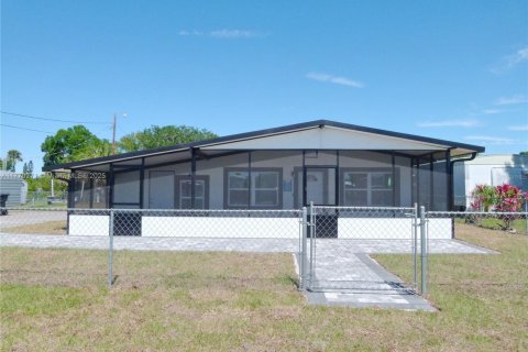 House in Okeechobee, Florida 3 bedrooms, 115.94 sq.m. № 1693185 - photo 1