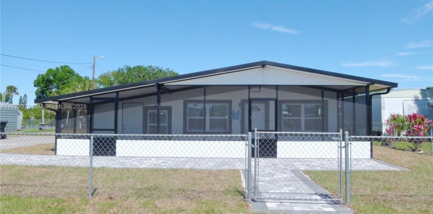 House in Okeechobee, Florida 3 bedrooms, 115.94 sq.m. № 1693185