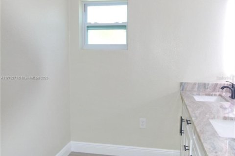 House in Okeechobee, Florida 3 bedrooms, 115.94 sq.m. № 1693185 - photo 16