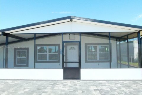 House in Okeechobee, Florida 3 bedrooms, 115.94 sq.m. № 1693185 - photo 4