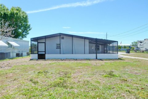 House in Okeechobee, Florida 3 bedrooms, 115.94 sq.m. № 1693185 - photo 5