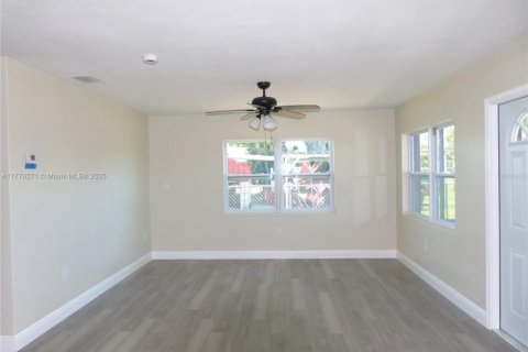 House in Okeechobee, Florida 3 bedrooms, 115.94 sq.m. № 1693185 - photo 13