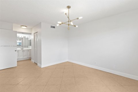 Condo in Plantation, Florida, 2 bedrooms  № 1928527 - photo 12