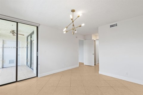 Condo in Plantation, Florida, 2 bedrooms  № 1928527 - photo 13