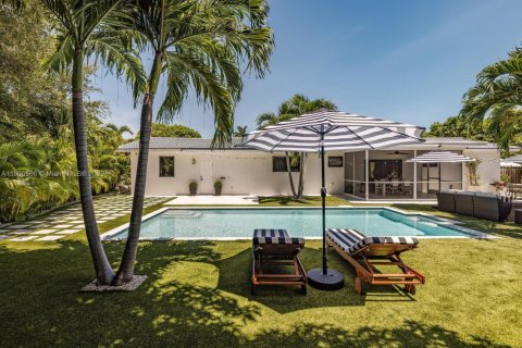 House in Biscayne Park, Florida 2 bedrooms, 117.52 sq.m. № 1951902 - photo 3