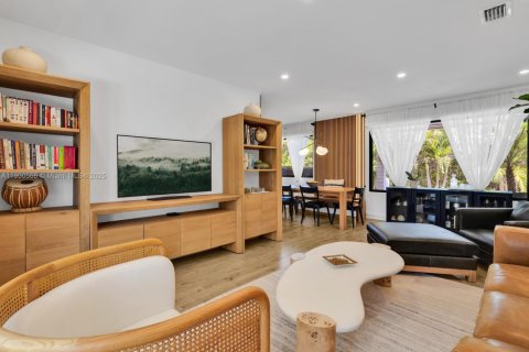 House in Biscayne Park, Florida 2 bedrooms, 117.52 sq.m. № 1951902 - photo 2