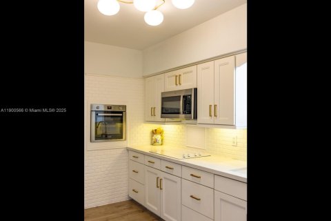 House in Biscayne Park, Florida 2 bedrooms, 117.52 sq.m. № 1951902 - photo 28