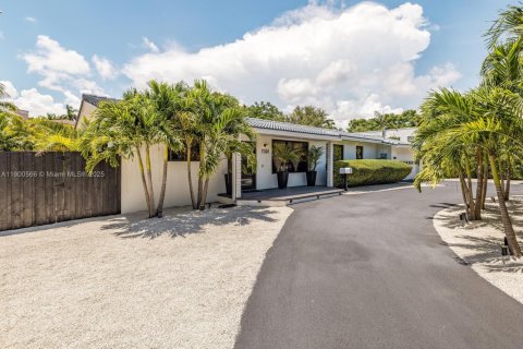 House in Biscayne Park, Florida 2 bedrooms, 117.52 sq.m. № 1951902 - photo 6
