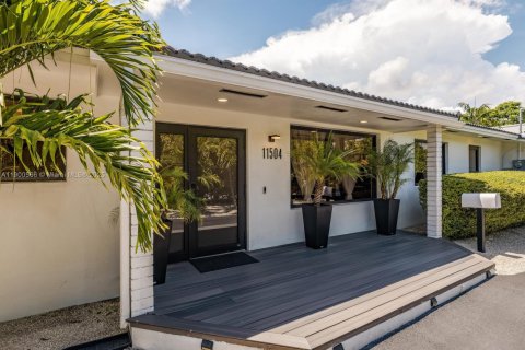 House in Biscayne Park, Florida 2 bedrooms, 117.52 sq.m. № 1951902 - photo 9