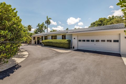 House in Biscayne Park, Florida 2 bedrooms, 117.52 sq.m. № 1951902 - photo 7