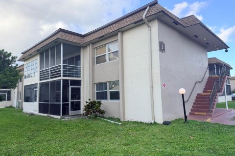 Condominio en Palm Springs, Florida, 1 dormitorio  № 2087239