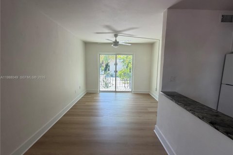 Appartement à louer à Miami, Floride: 2 chambres, 443.79 m2 № 2051230 - photo 2