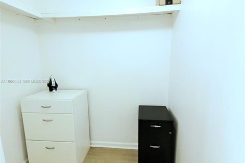 Condo in Sunny Isles Beach, Florida, 1 bedroom  № 2030105 - photo 18