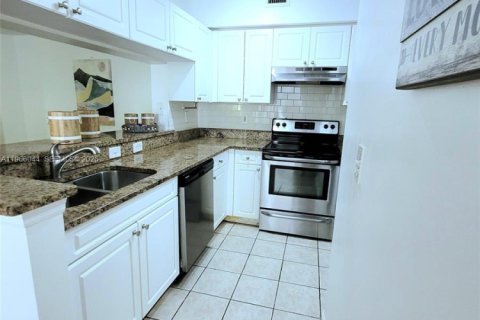Condo in Sunny Isles Beach, Florida, 1 bedroom  № 2030105 - photo 10